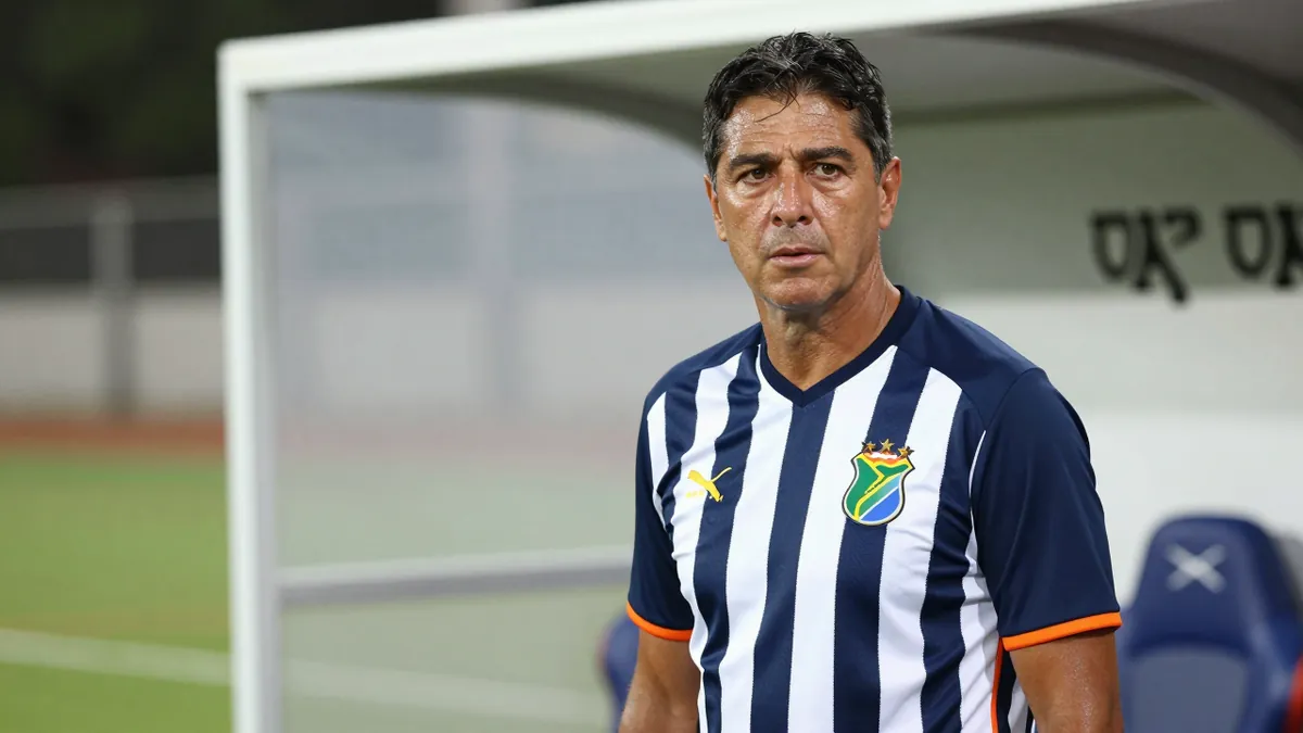Former SuperSport United FC midfielder Reneilwe Letsolonyane could join FC Platinum in Zimbabwe as assistant coach